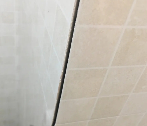 鸡东瓷砖空鼓维修公司分享阳台瓷砖脱落的修复过程可以分为以下几个步骤
