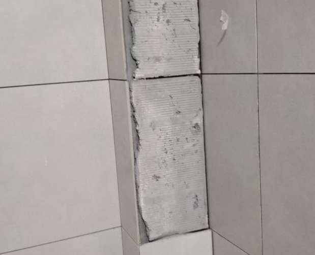 鸡东瓷砖空鼓维修公司分享下瓷砖施工前基层浇水润湿程度不足，可能导致以下问题